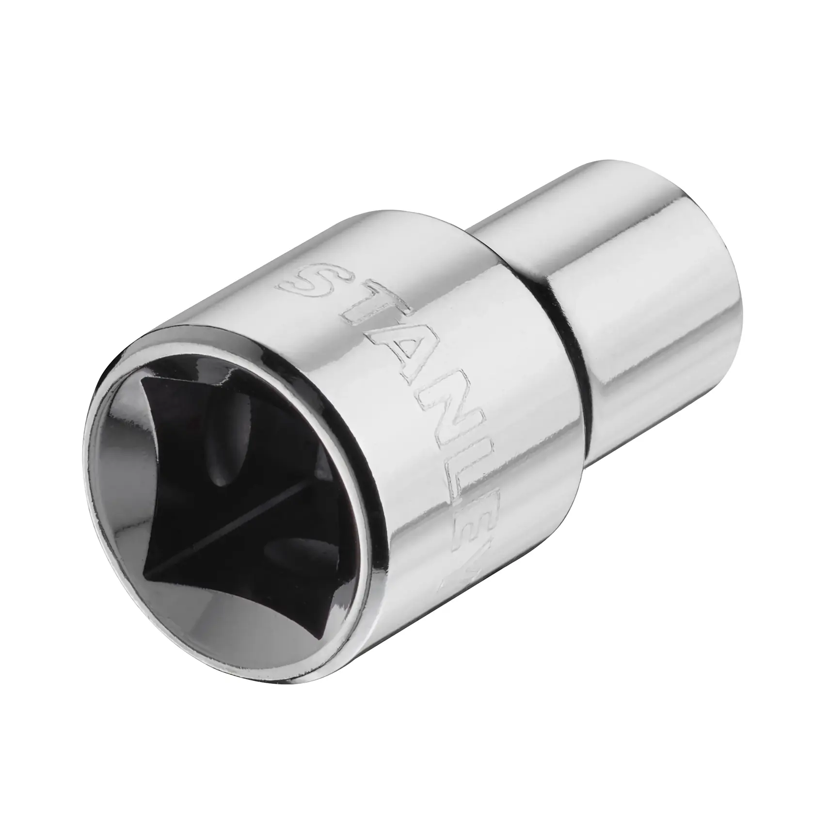 STANLEY STMT86510-0 Chrom-Stecknuss mit polierter Oberfläche, schräg fotografiert auf weißem Hintergrund.