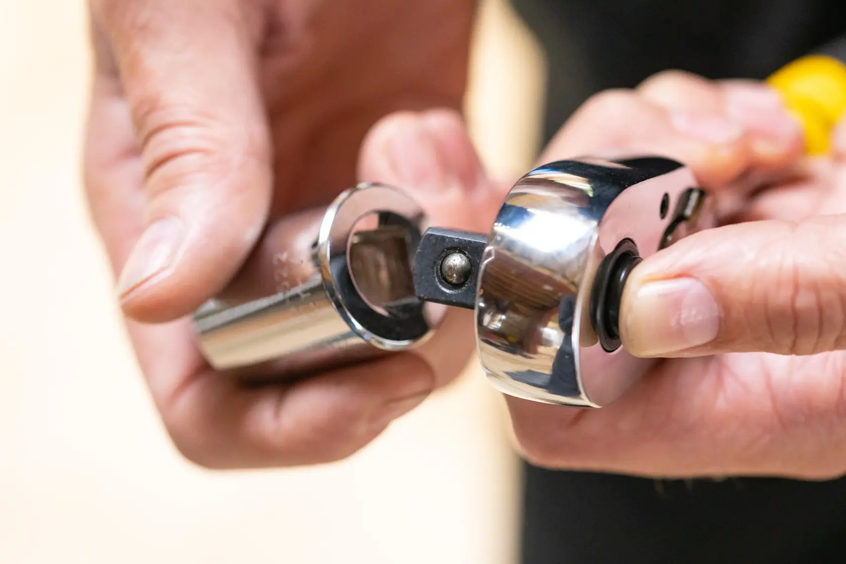 STANLEY STMT86527-0 Ratschen-Schlüssel wird mit Steckschlüssel verbunden, Nahaufnahme in der Hand, Werkzeug