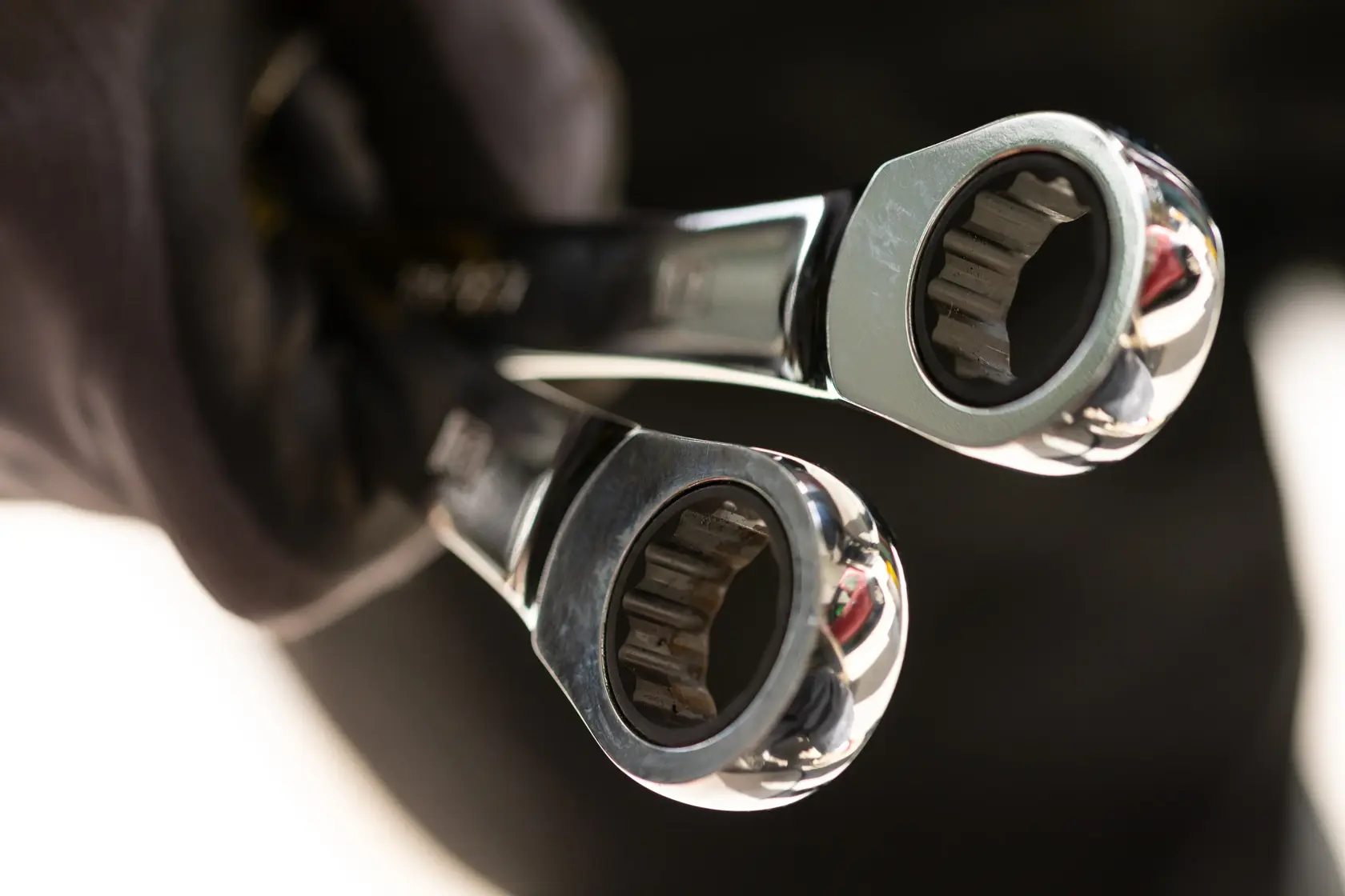 STANLEY STMT89909-0 photography of two chrome ratcheting wrenches held in a gloved hand, close-up view.