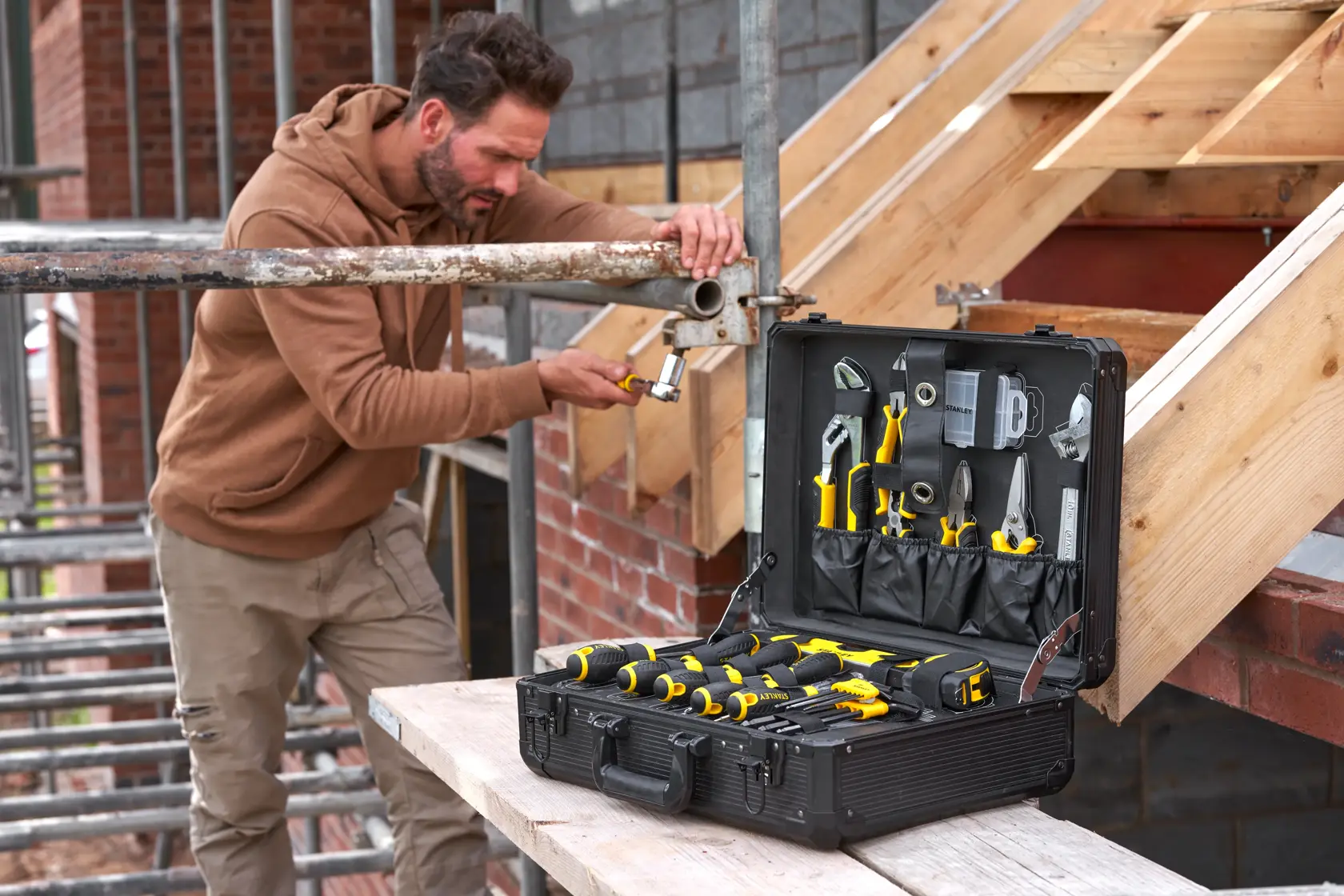STANLEY STMT98109-1 Wartungskoffer mit 142 Werkzeugen, offen auf einem Bautisch.