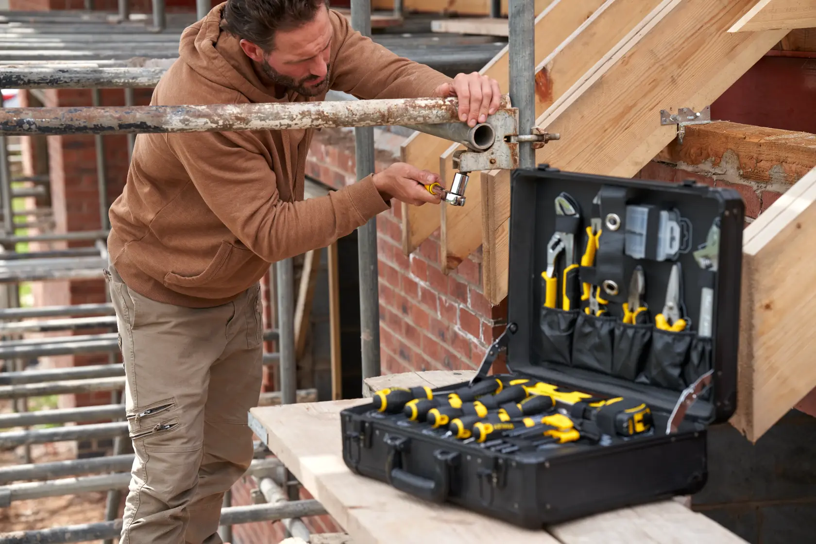 STANLEY STMT98109-1 Wartungskoffer mit 142 PCS geöffnet auf Baustelle, Werkzeuge vom Arbeiter benutzt.