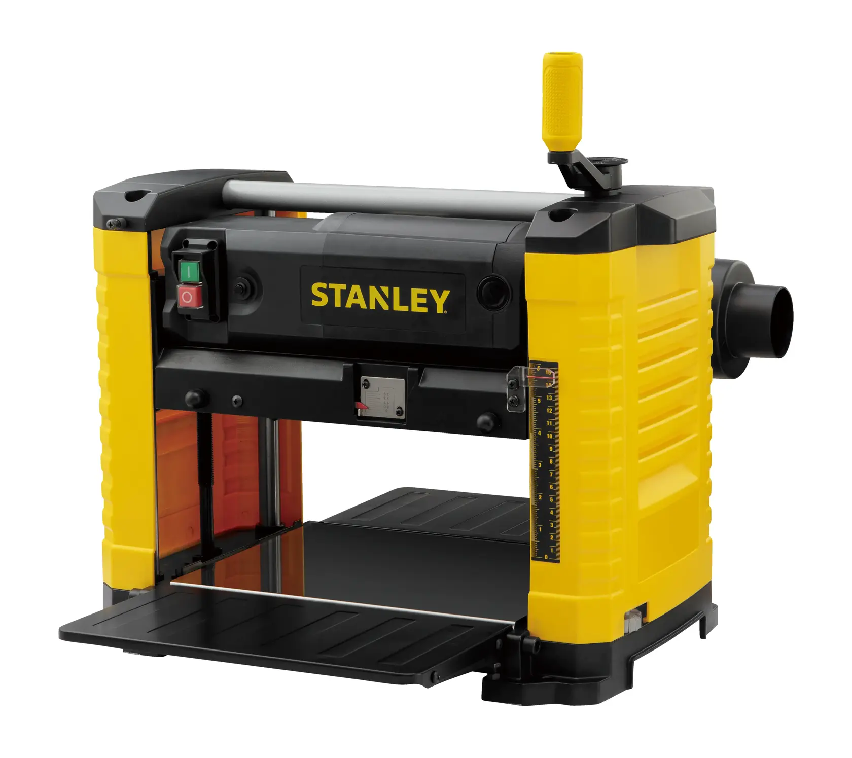 STANLEY STP18-B2 Tischhobel im Einsatz, Nahaufnahme einer behandschuhten Hand, die ein Holzstück justiert.