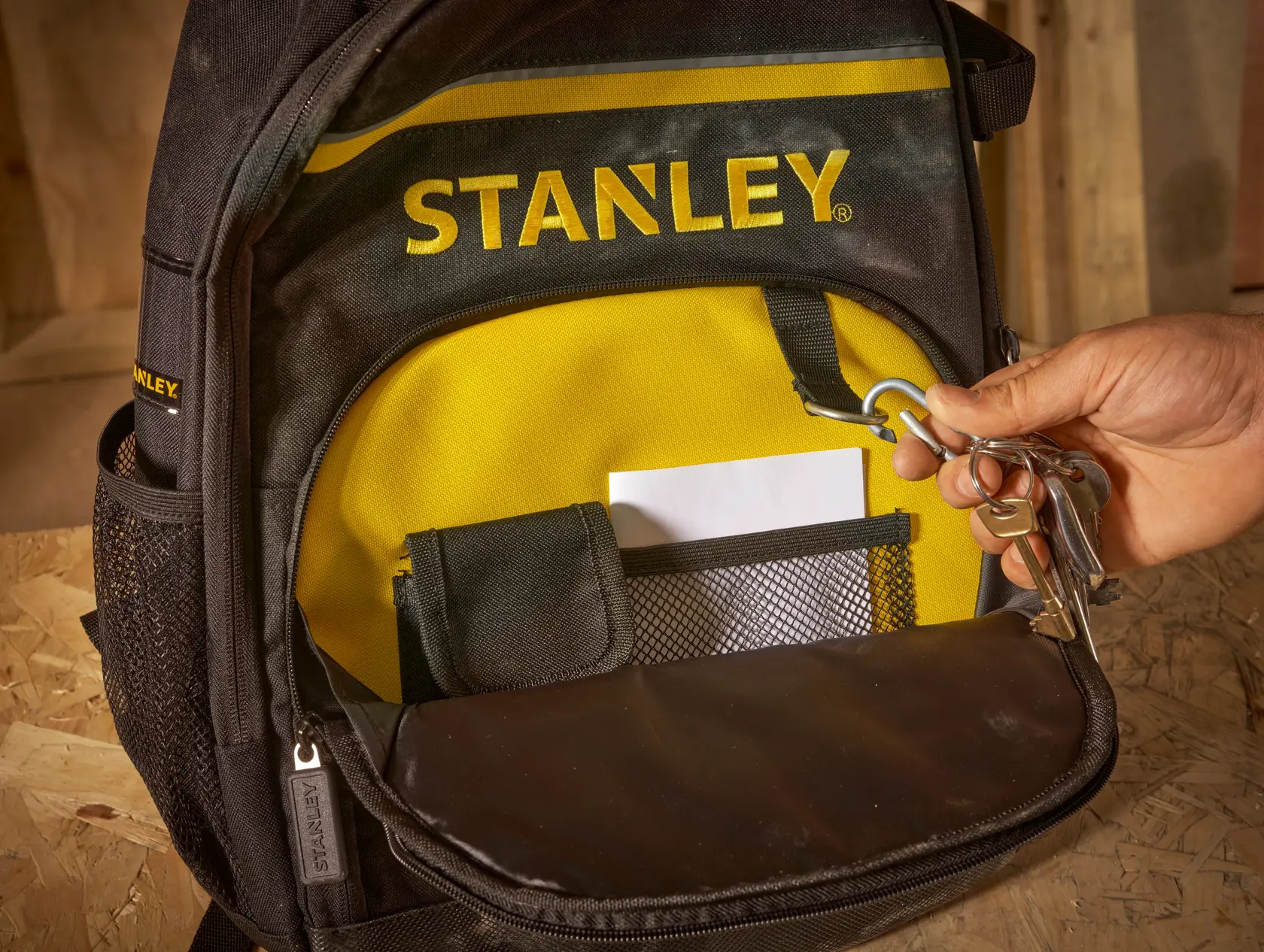 STANLEY STST1-72335 Rucksack Fronttasche mit Schlüsselhalter, Meshfach und gelbem Innenfutter, Nahaufnahme