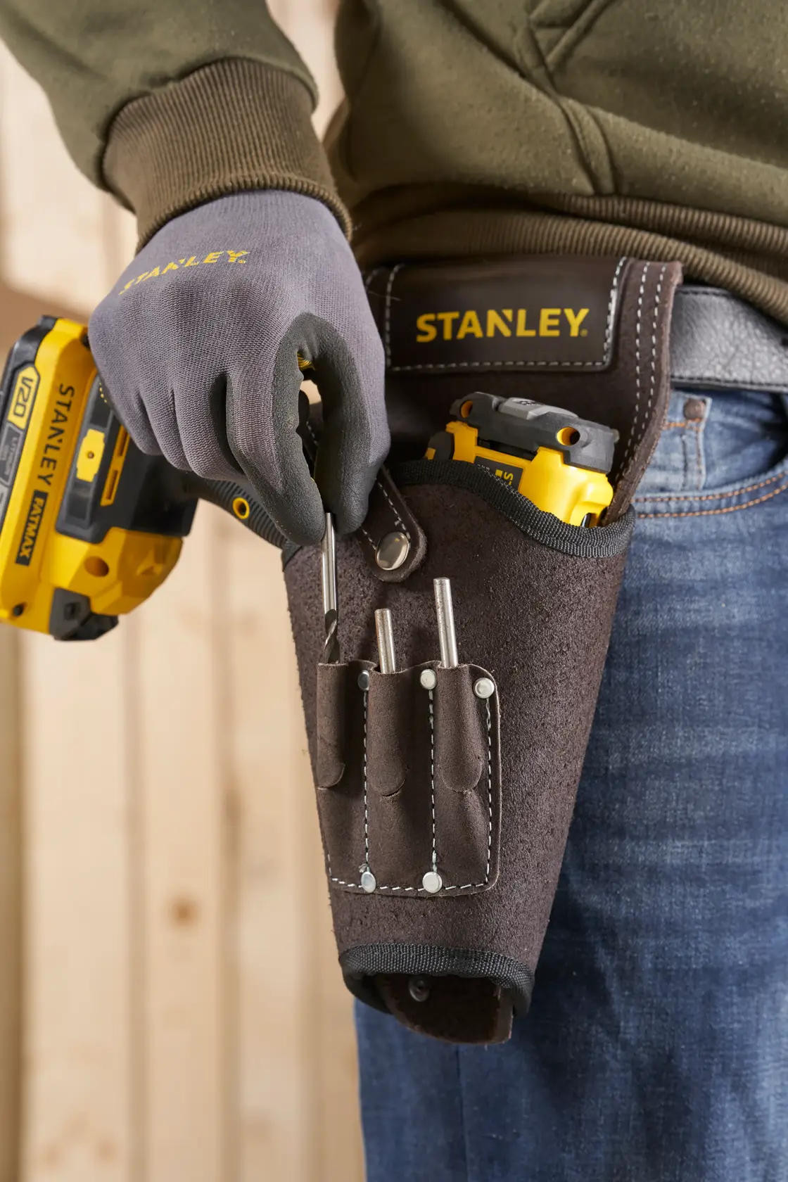 Foto des STANLEY STST1-80118 Leder-Werkzeughalters mit Werkzeugen, am Gürtel in Taillenhöhe befestigt.