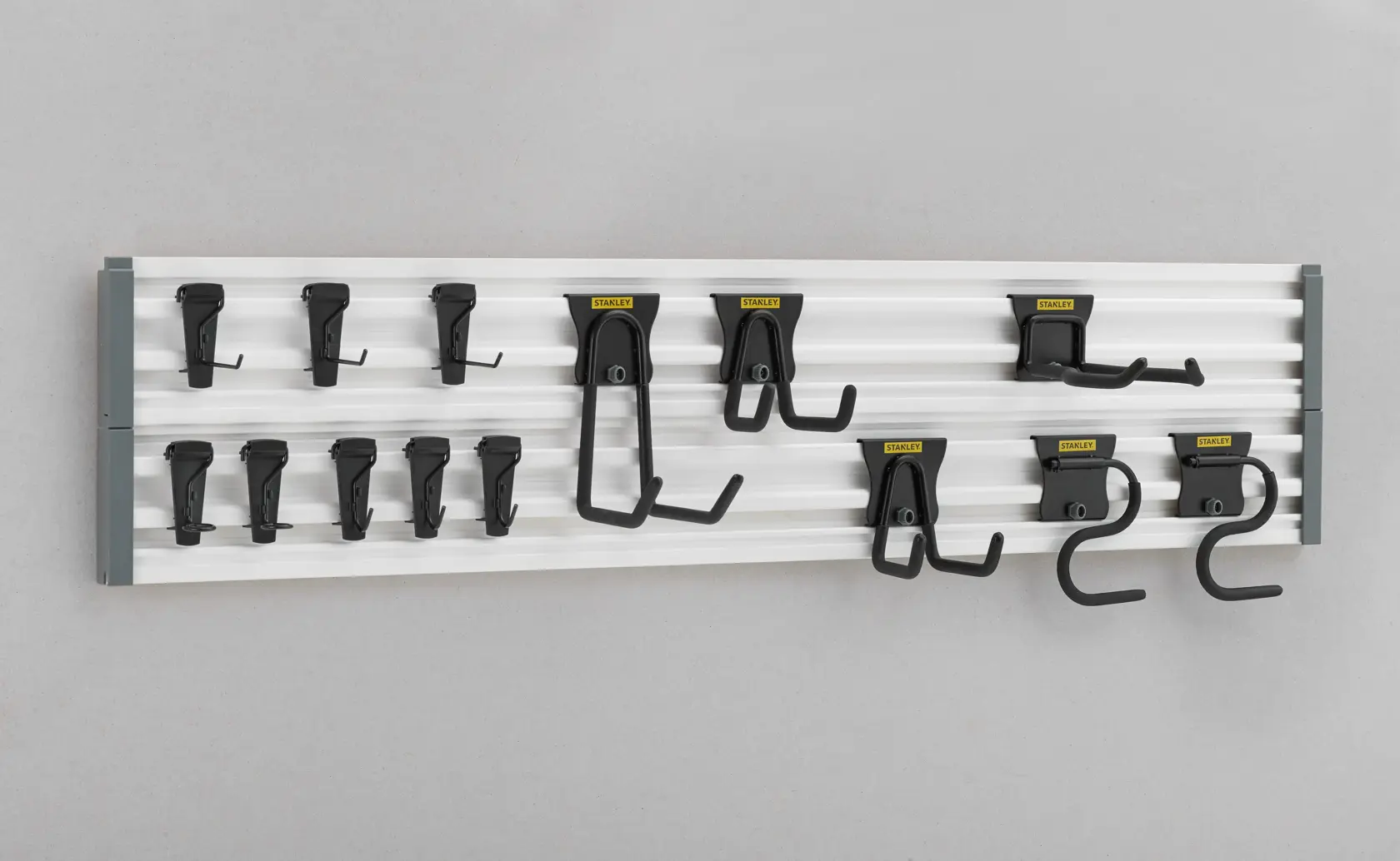 STANLEY STST22000-1 Wand-Werkzeugorganizer mit mehreren schwarzen Haken, Vorderansicht.