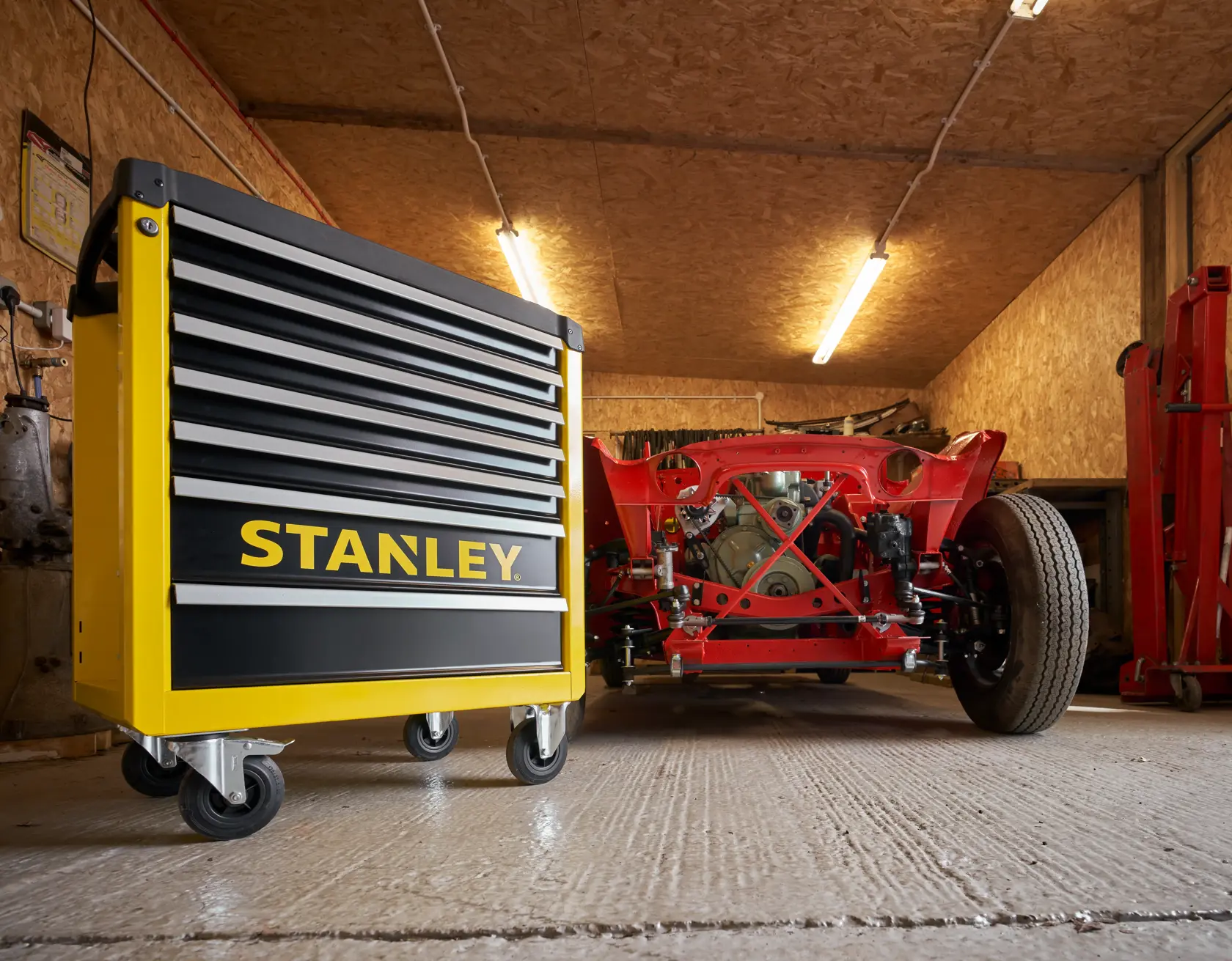 STANLEY STST74306-1 Werkzeugschrank Seitenansicht mit Hand, die einen Schlüssel ins Schloss steckt.