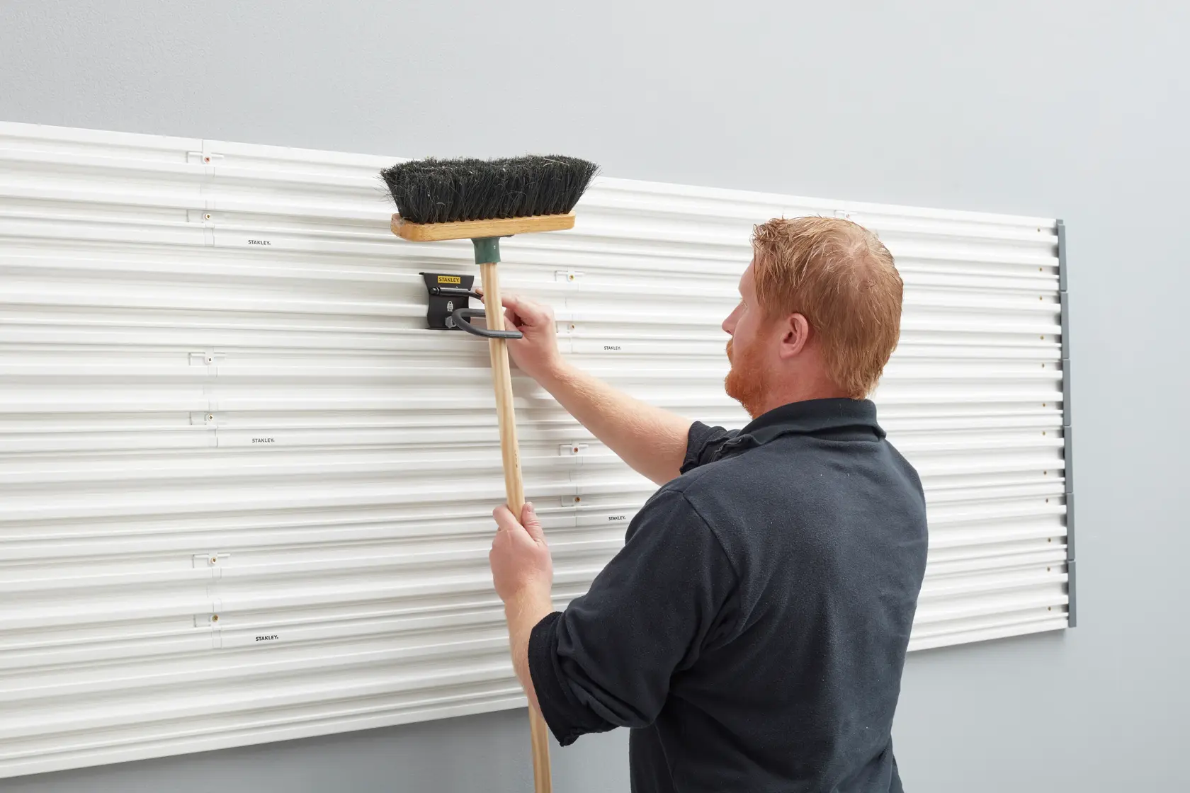 STANLEY STST82605-1 Wandorganizer mit Besenhalter, Seitenansicht Foto.