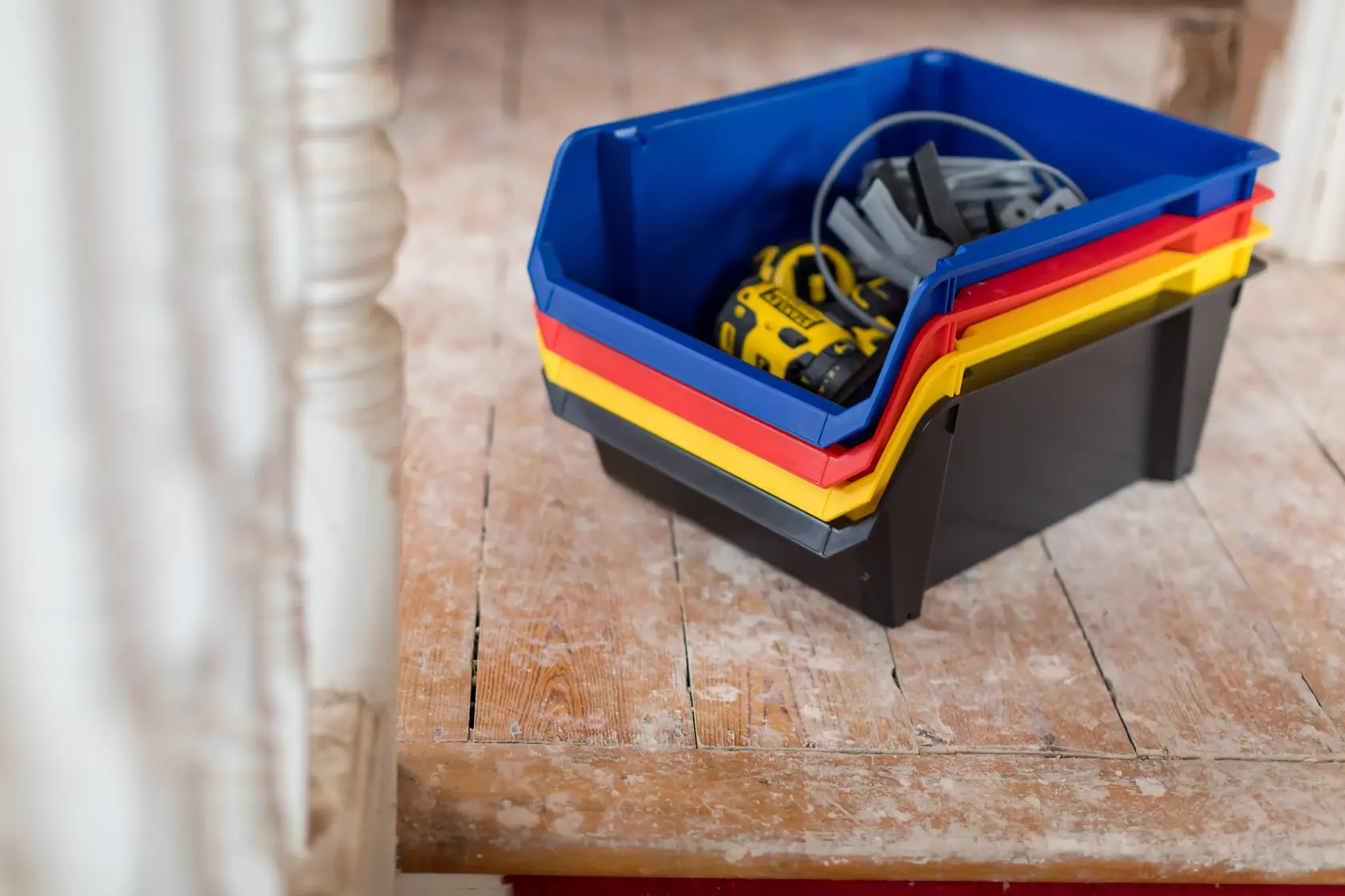 STANLEY STST82746-1 stapelbare Aufbewahrungsboxen in Blau, Rot, Gelb und Schwarz mit Werkzeugen, Innenaufnahme.