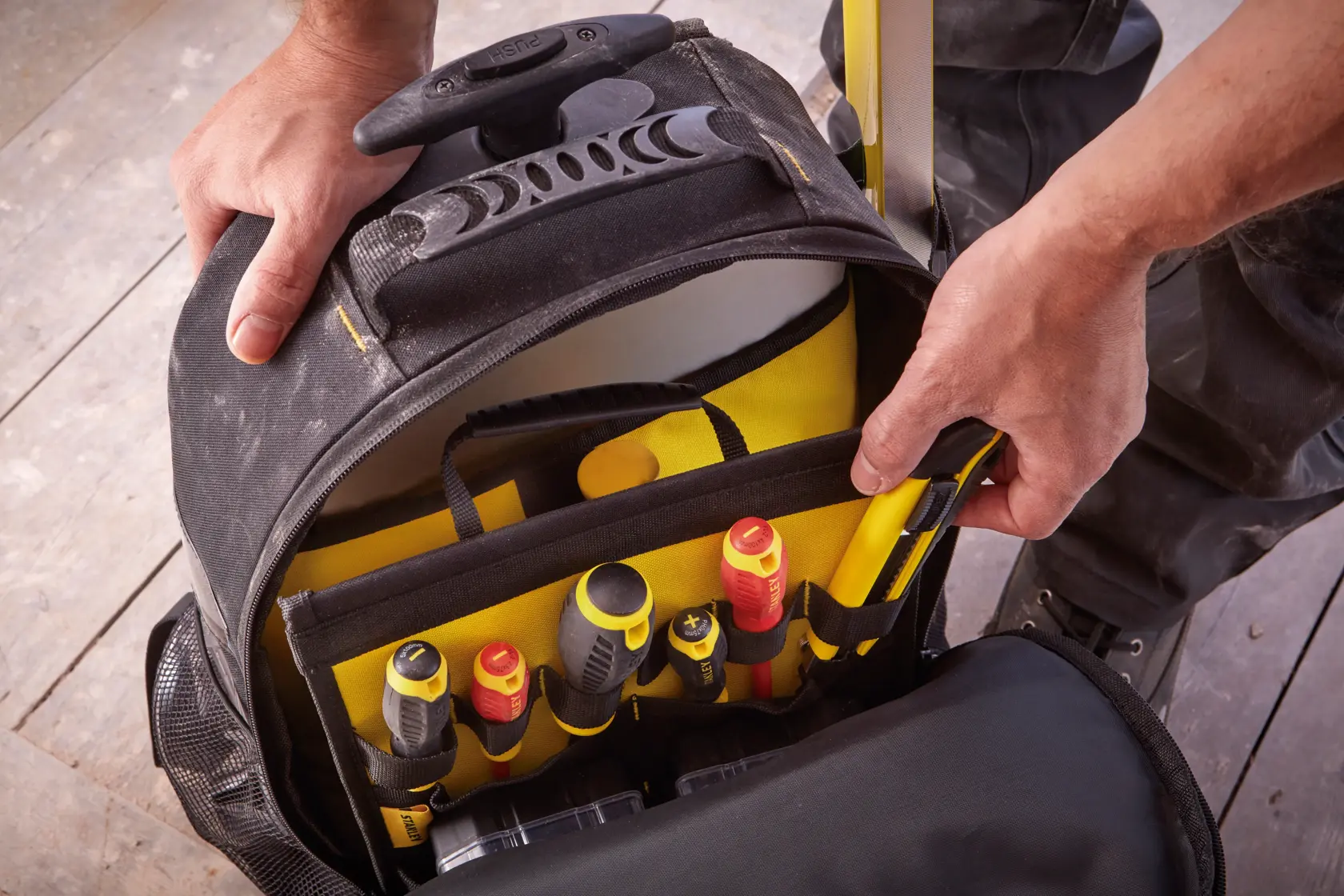 STANLEY STST83307-1 Werkzeugtasche mit mehreren Fächern und Handwerkzeugen, Ansicht von oben.