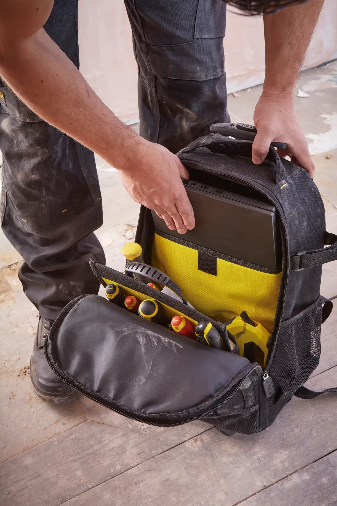 STANLEY STST83307-1 Werkzeugrucksack mit gelbem Innenraum, offene Front zeigt Werkzeug und Tabletfach.