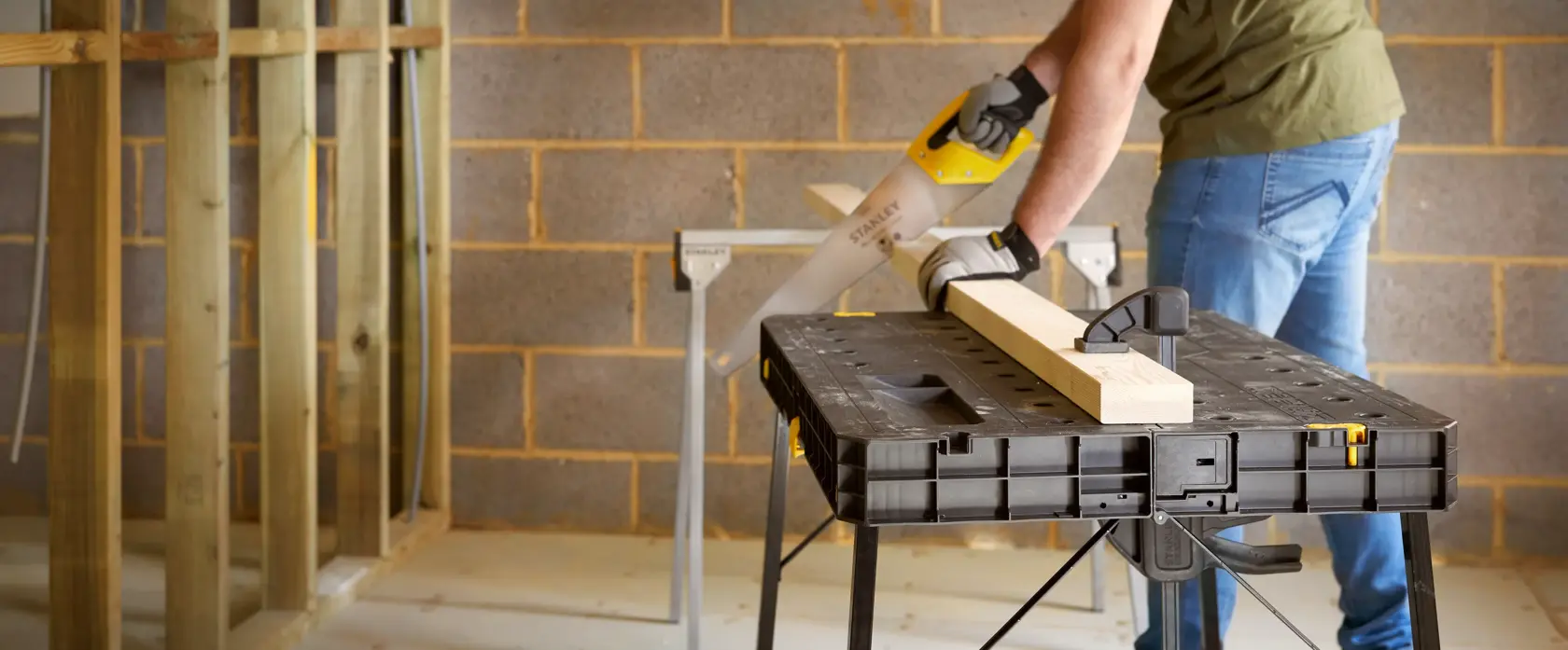 STANLEY STST83492-1 Werkbank für Holzbearbeitung, schwarzer Kunststofftisch, Spannklammer, Innenwerkstatt.