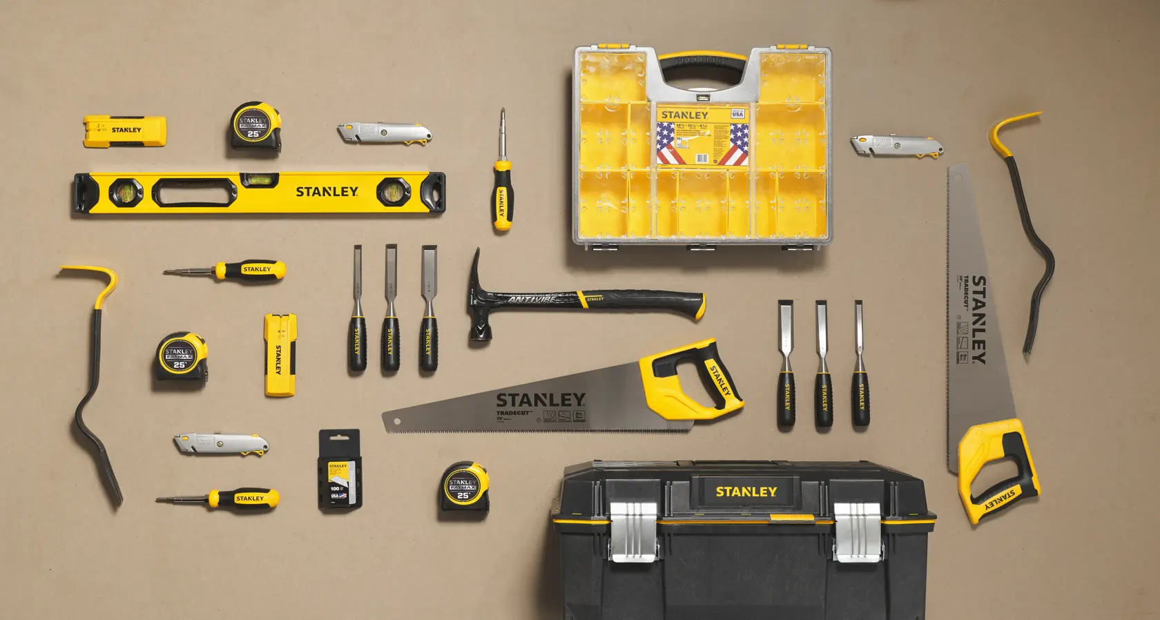 STANLEY 55-525 Sortiertes Handwerkzeug-Set mit Werkzeugkasten, Säge, Wasserwaage, Maßbändern, Schraubendrehern und Organizern, Draufsicht.